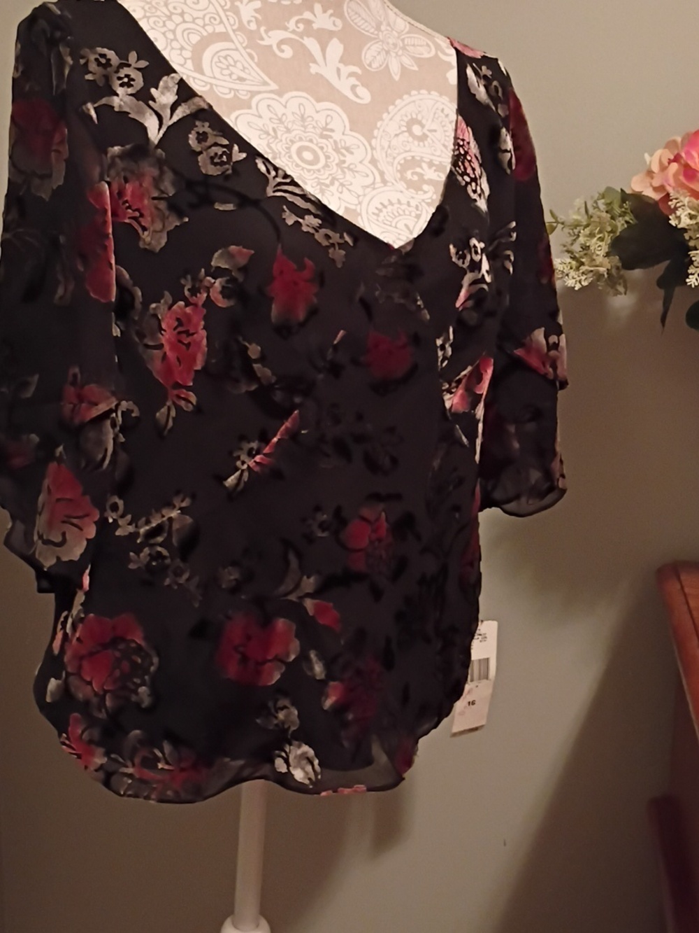 Nine West Black Floral V-Neck Short Sleeve Silk Blend Blouse Size 16. NWT